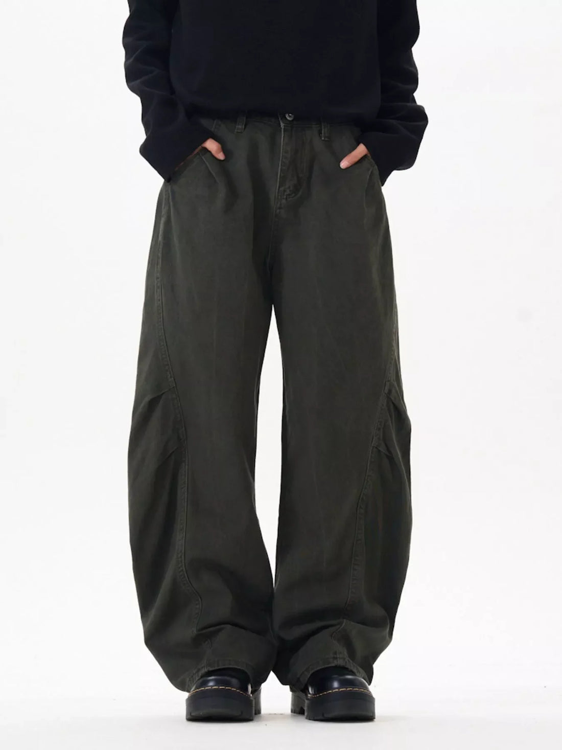 Oversized cargo pants in army green with a relaxed fit and large side pockets.