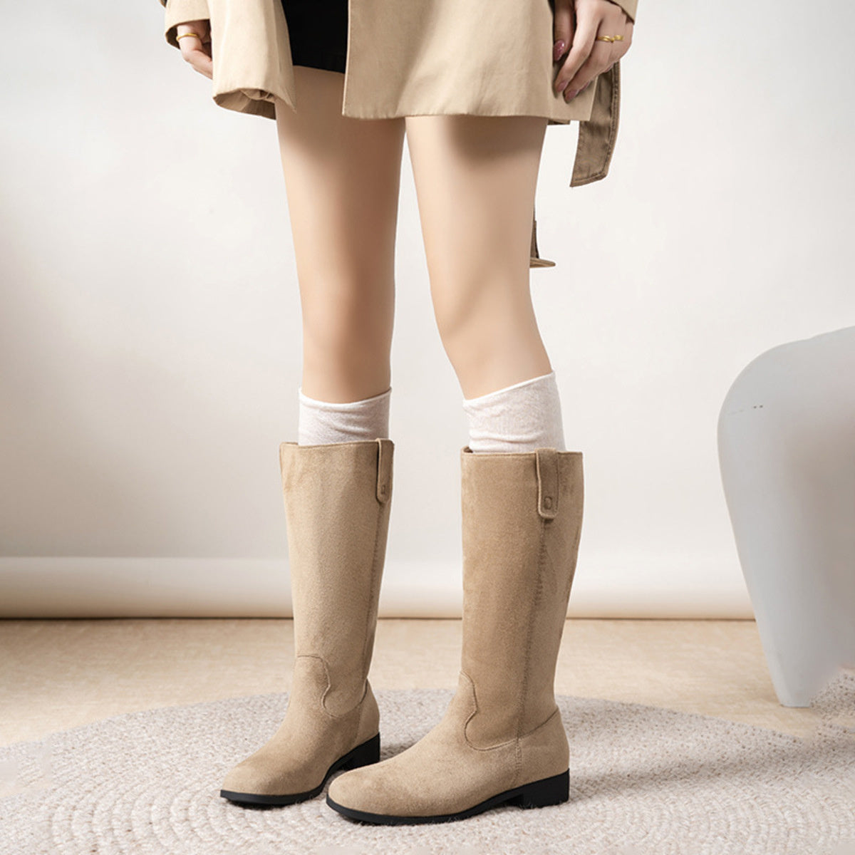 boots in black with round toe and knee-length