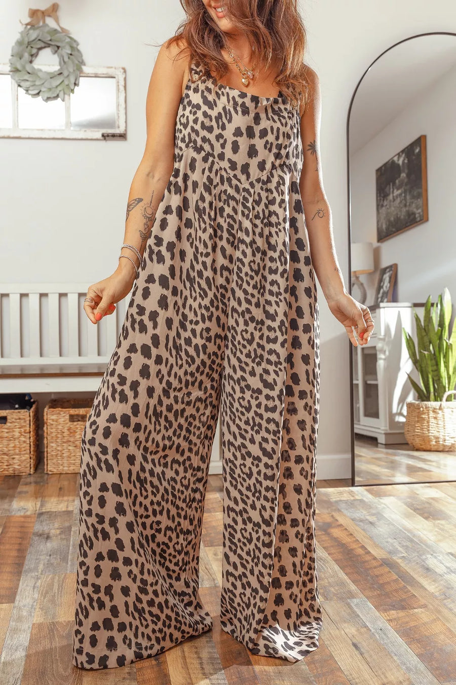 Chic leopard print wide-leg jumpsuit with spaghetti straps and a square neckline.