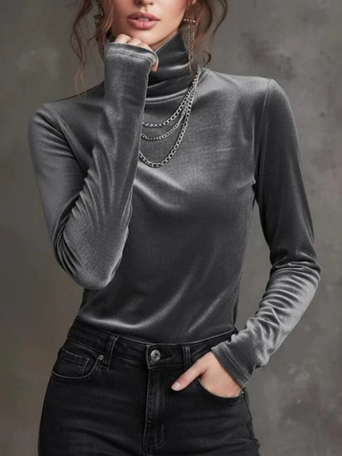 t-shirt in charcoal featuring stretch and fitted fit
