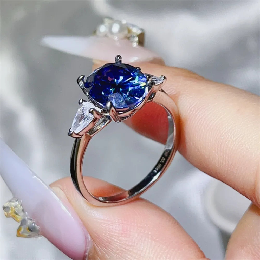 Platinum-plated, 925 sterling silver, Moissanite, Zircon (accent stones) Carat w ring in silver with straight silhouette