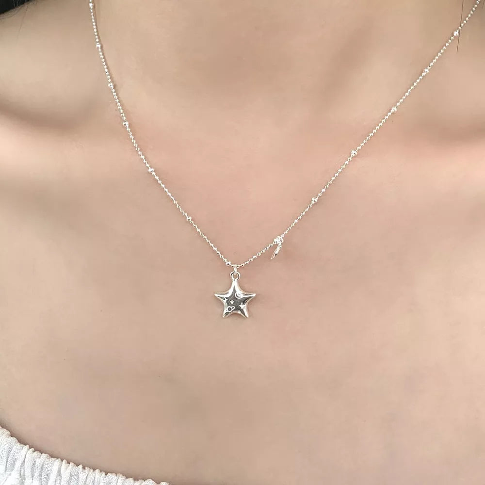 necklace in silver featuring star pendant and straight fit