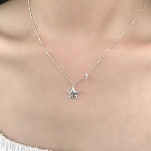 necklace in silver featuring star pendant and straight fit
