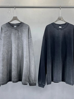 Vintage wash oversized crewneck sweatshirts in gray and black with a faded effect.