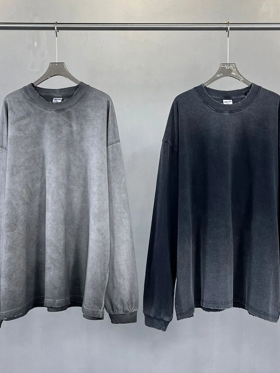 Vintage wash oversized crewneck sweatshirts in gray and black with a faded effect.