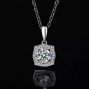 925 sterling silver,Moissanite Carat weight: 1ct Care instructions: Avoid wearin necklace in clear with pendant necklace