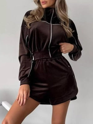 tracksuit in dark brown featuring contrast stitching and relaxed fit