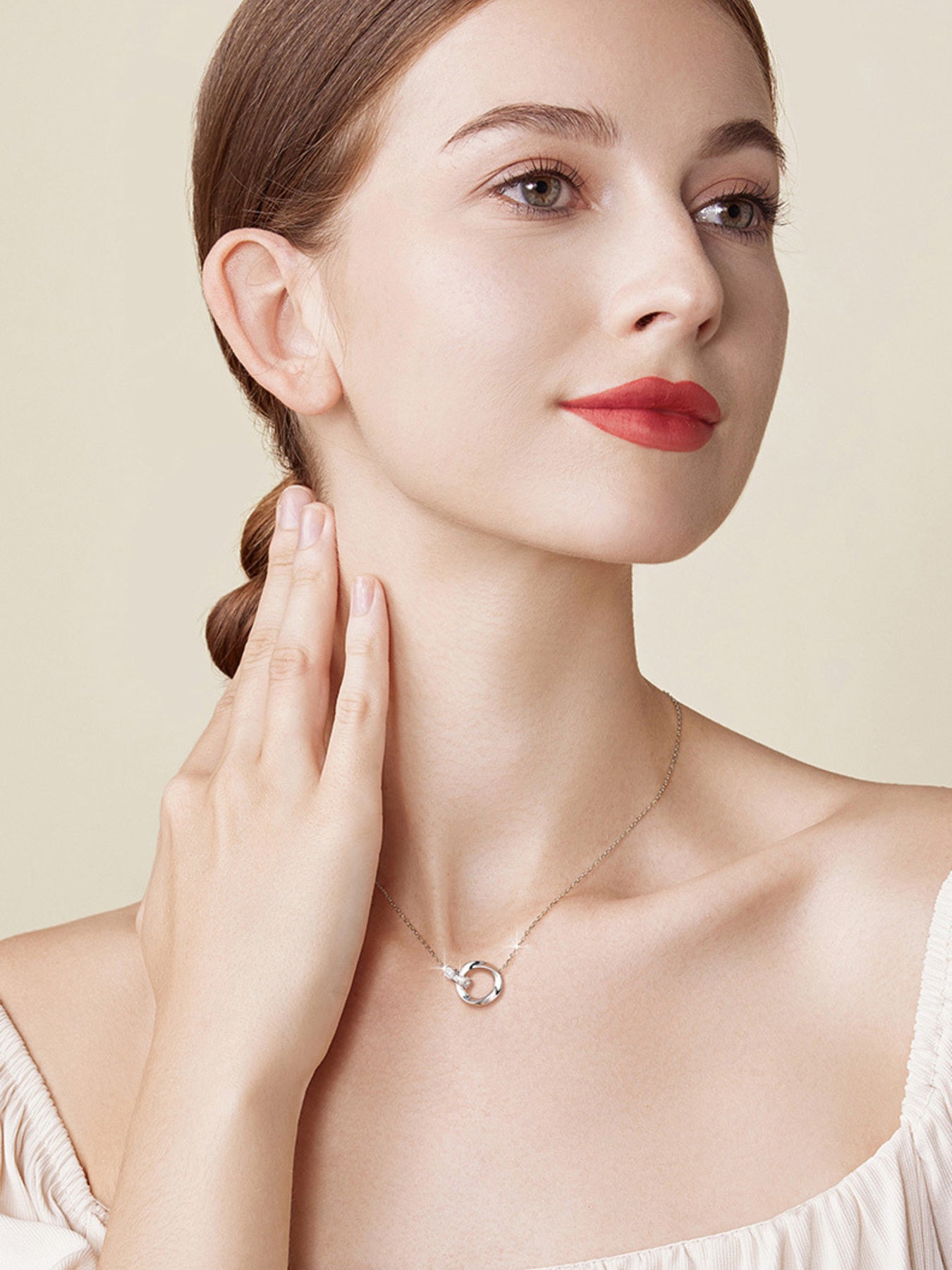 necklace in silver with pendant and collarbone length
