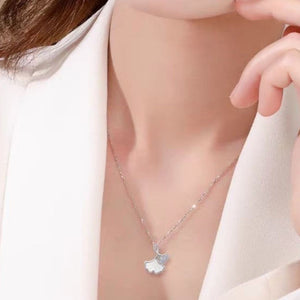 necklace in Silver with ginkgo leaf motif and pendant