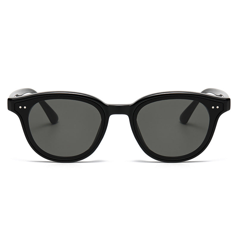 Black round sunglasses with UV400 protection and classic detailing.