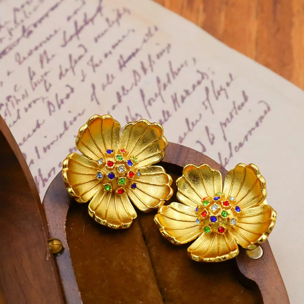 earrings in gold featuring flower shape and floral fit