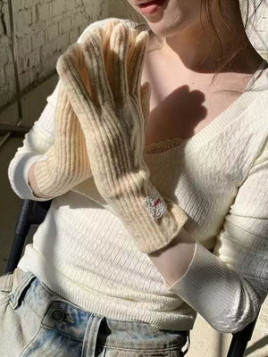 Luxurious cable knit gloves in yellow with embroidered detail.