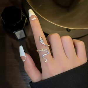ring in silver featuring adjustable and fitted fit