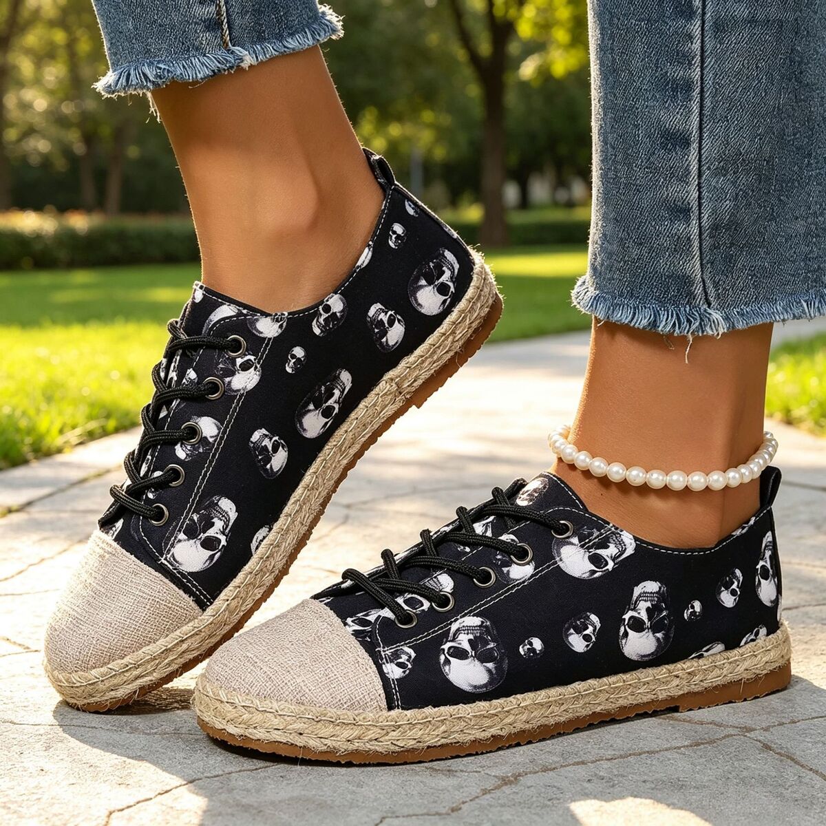 sneakers in black with skull-print and round-toe