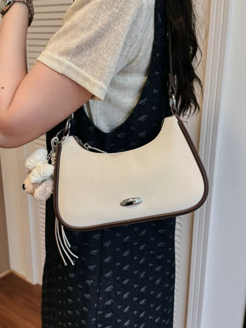 Off-white Contrast Trim Shoulder Bag