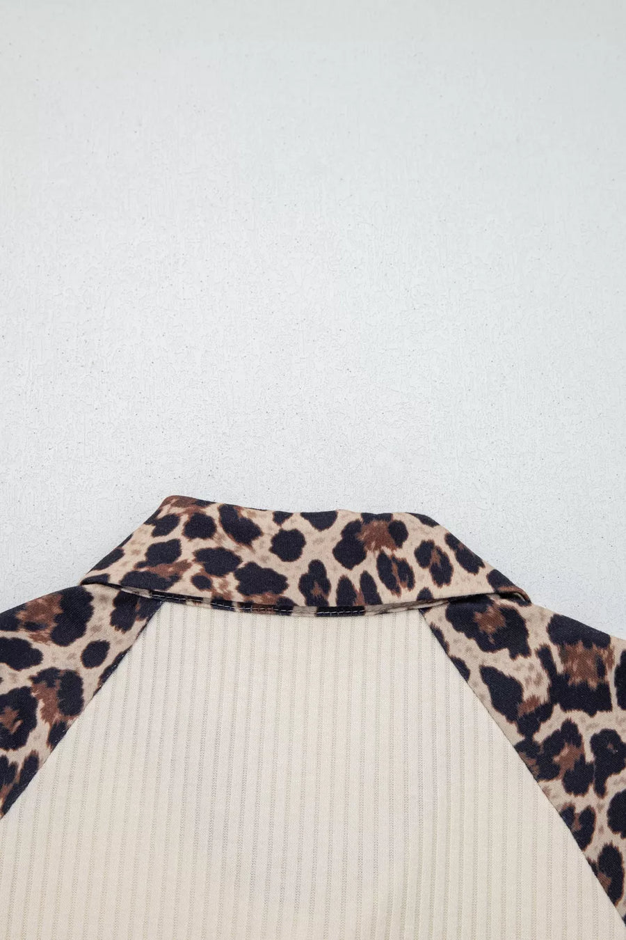 Ribbed contrast shirt with leopard print collar and sleeves