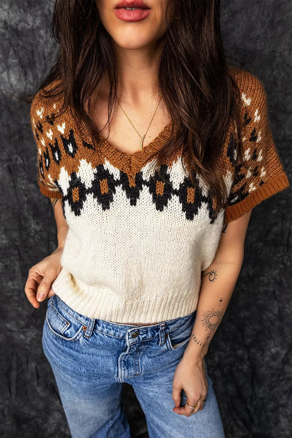 Brown v-neck sweater with waist-length and pullover