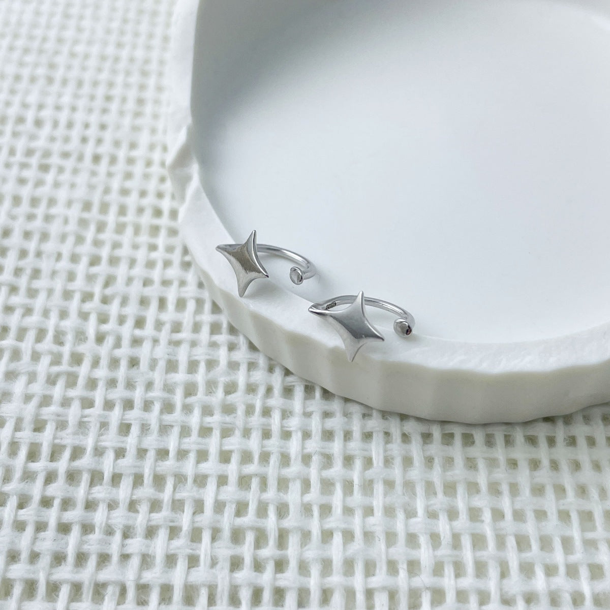 earrings in silver featuring star motif and fitted fit