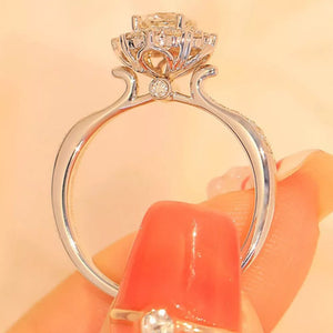 925 sterling silver,Moissanite Carat weight: 1ct Care instructions: Avoid wearin ring in clear with fitted silhouette