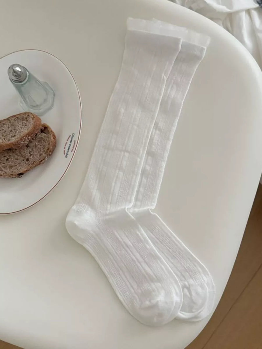 White socks with elastic and ribbed knit