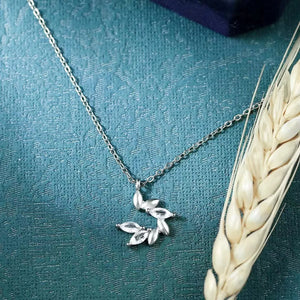 necklace in Silver with leaf and zircon embellishment