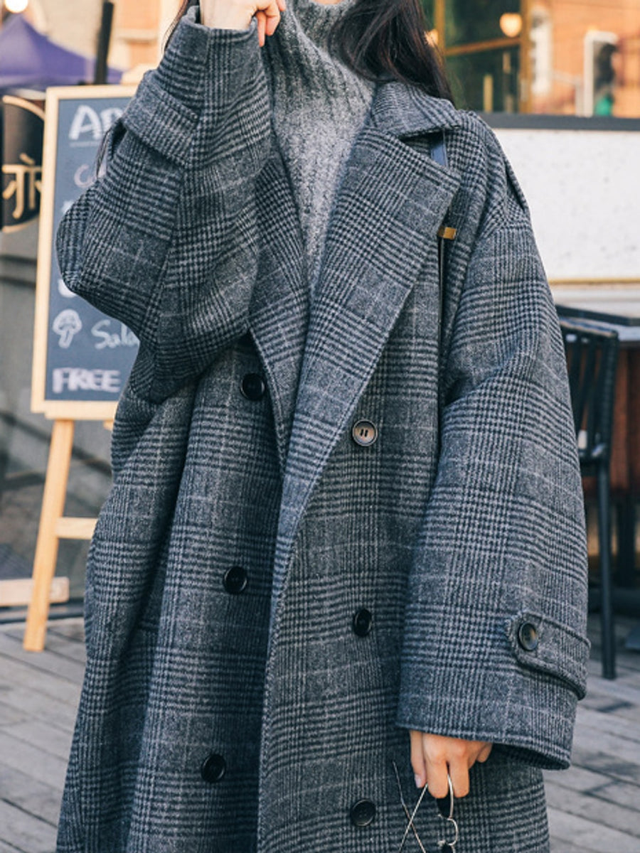 Gray overcoat featuring pocketed and plaid