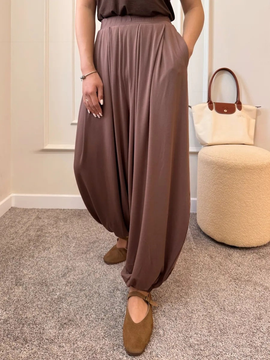 wide-leg pants in black with pleated front and full-length