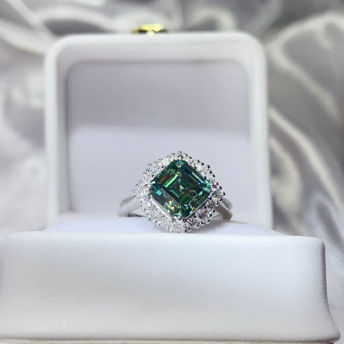 Platinum-Plated,925 sterling silver,Moissanite Carat weight: 3ct Care instructio ring in silver with fitted silhouette