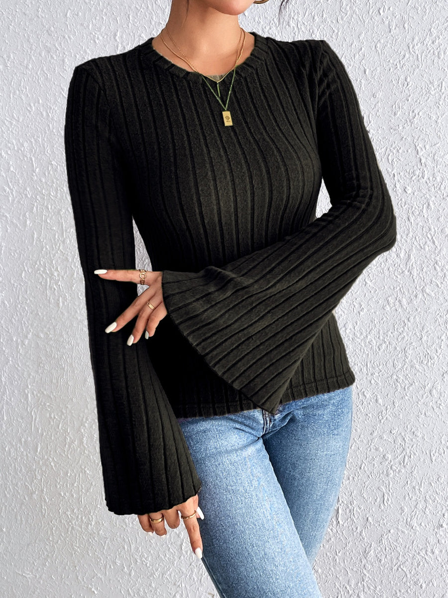 Black ribbed sweater with flared sleeves and crew neck.