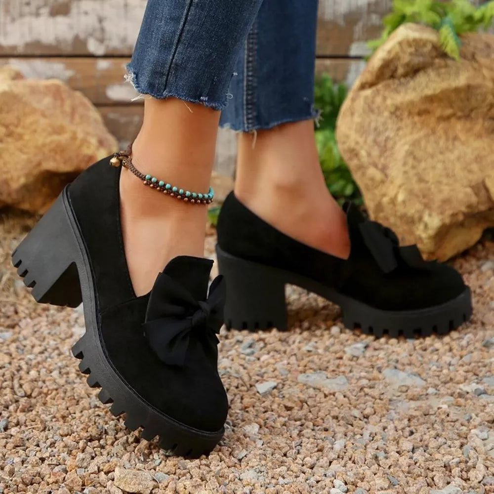Round Toe Block Heels Pumps in Black