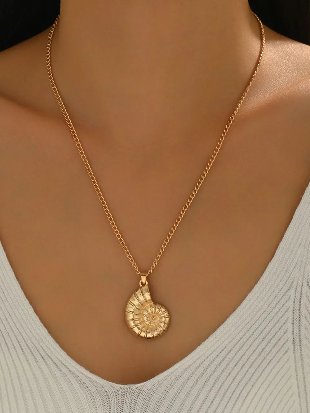 necklace in gold featuring gold-plated and regular fit
