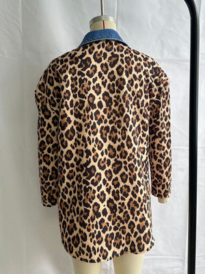 Leopard jacket with thigh-length and button-front