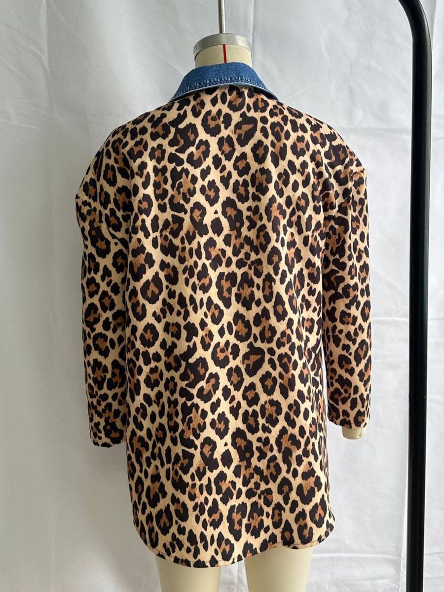 Leopard jacket with thigh-length and button-front