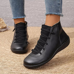 ankle boots in black featuring lace-up and regular fit