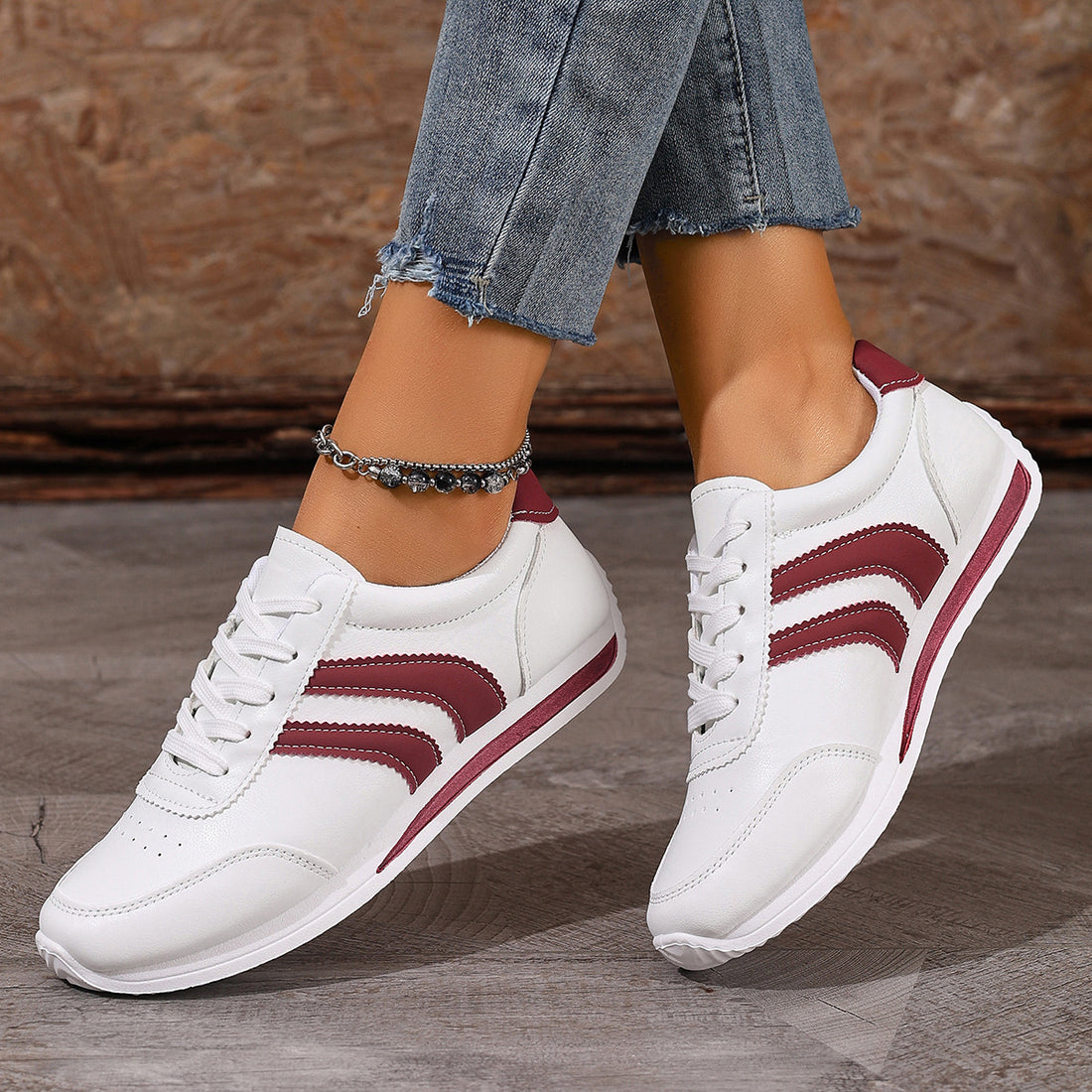 sneakers in white featuring round toe and athletic fit
