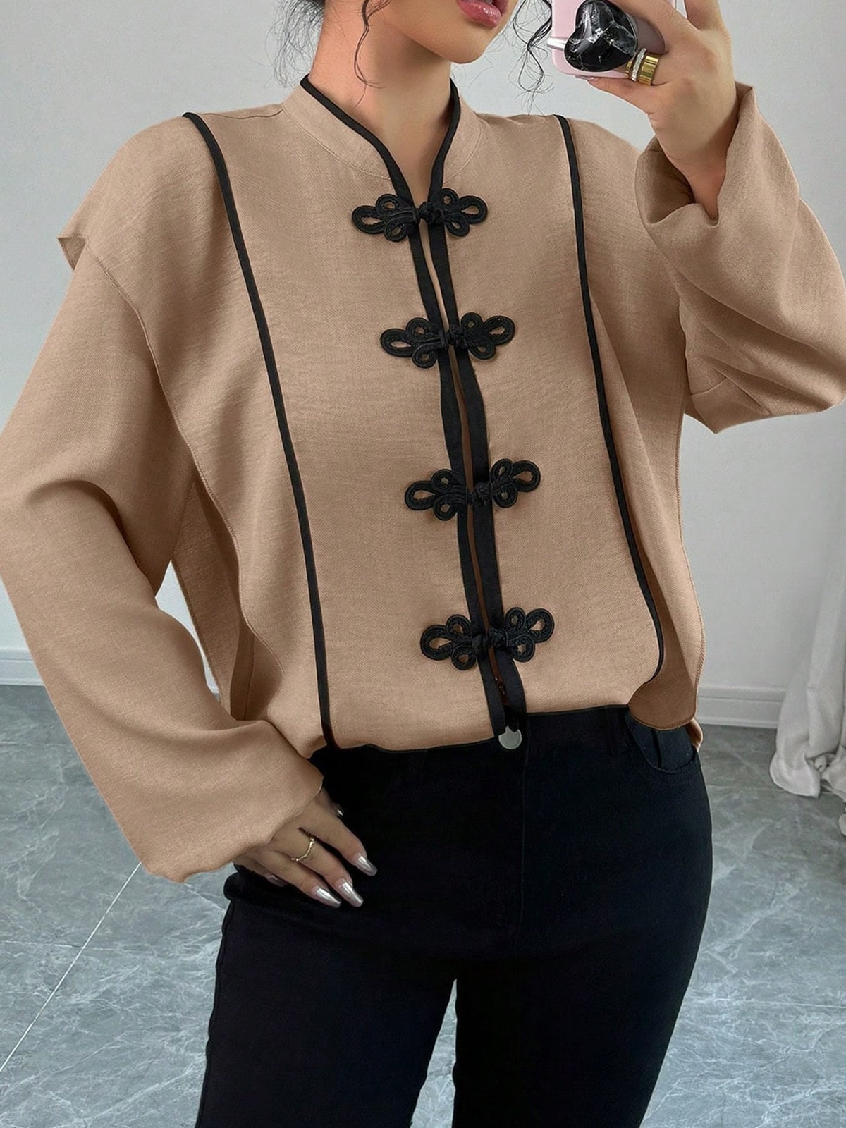 blouse in Khaki with decorative button and hip-length