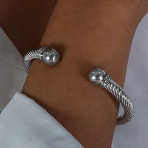 bracelet in gold with twisted cable and twisted cable design