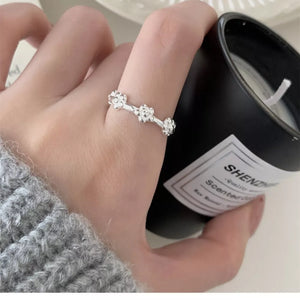 ring in silver featuring flower motif and fitted fit