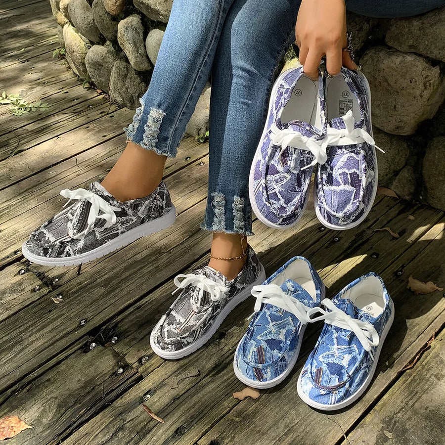 sneakers in denim blue featuring round toe and regular fit