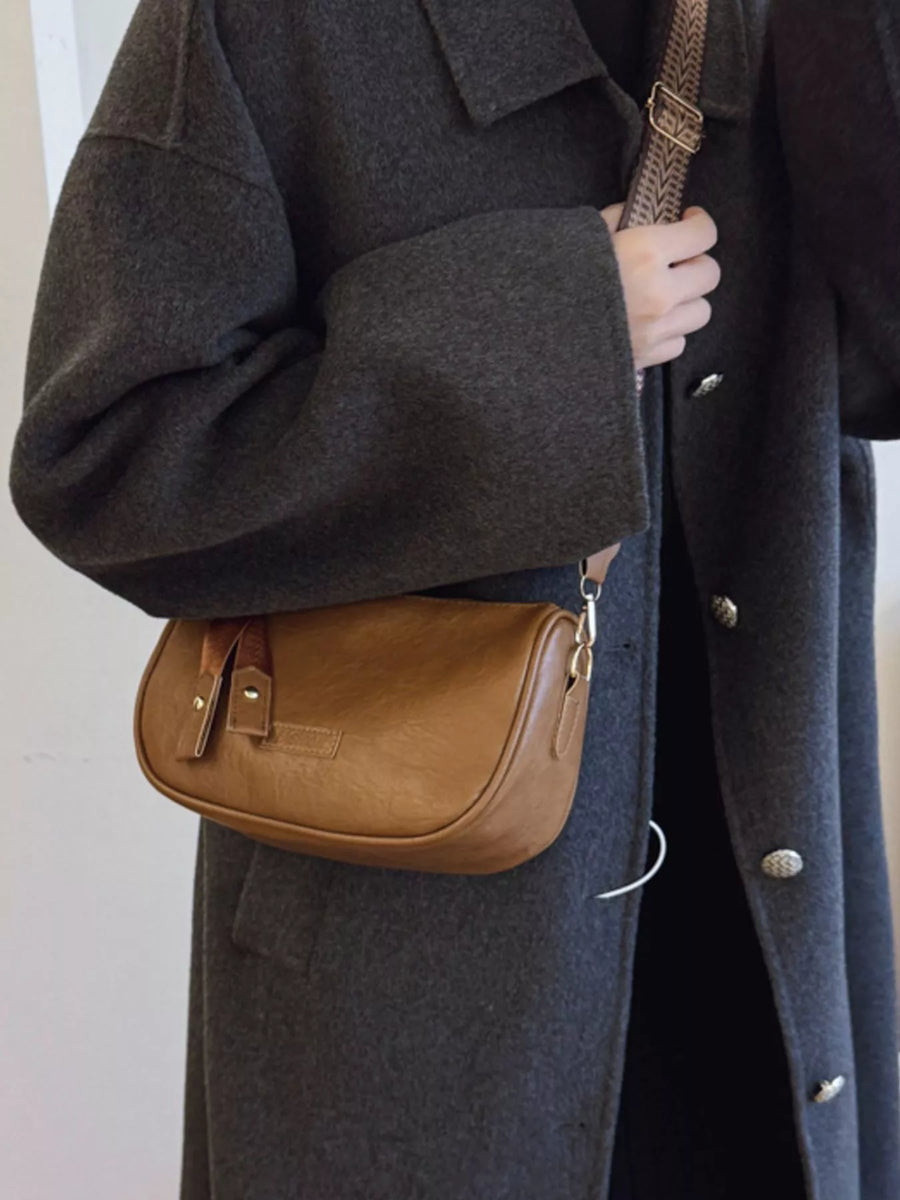 Retro shoulder crossbody bag in brown faux leather with a flap closure and adjustable strap.