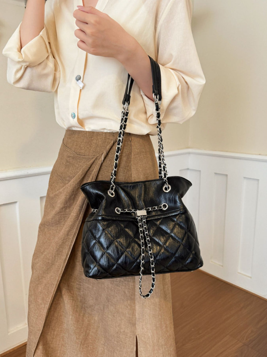 handbag in Black with quilted and quilted