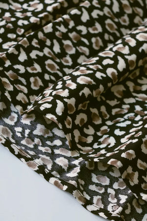 Chic midi dress in black with animal print and balloon sleeves.