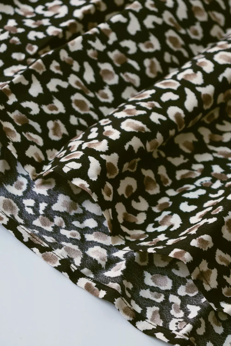 Chic midi dress in black with animal print and balloon sleeves.