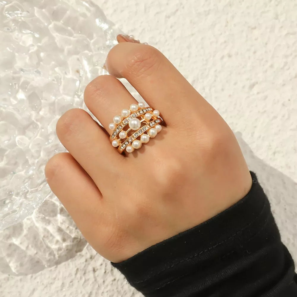 ring in gold featuring pearl embellishment and open fit