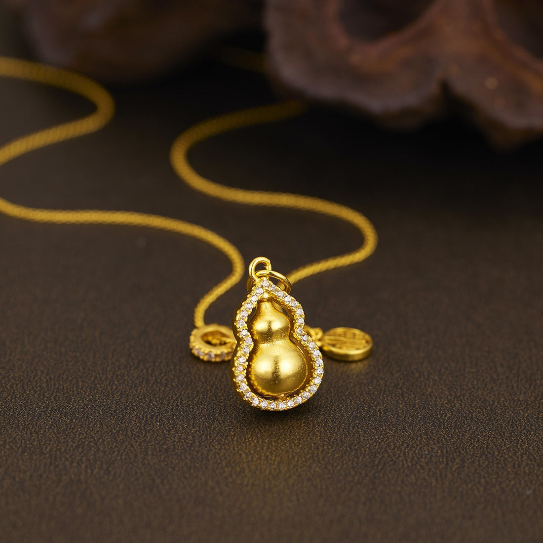 necklace in gold featuring 18K gold-plated and regular fit