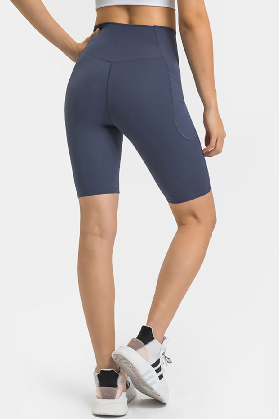V-waist pocketed performance biker shorts in Steel, with a V-shaped seam at the back and side pocket.