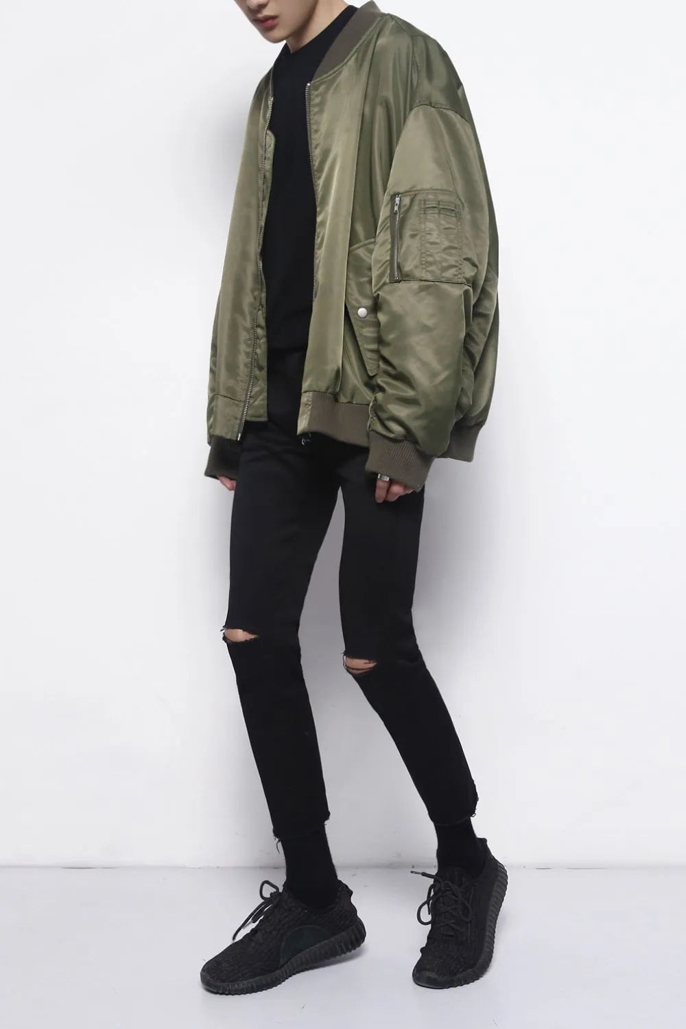 Distressed knee skinny jeans in dark cotton with a casual fit.