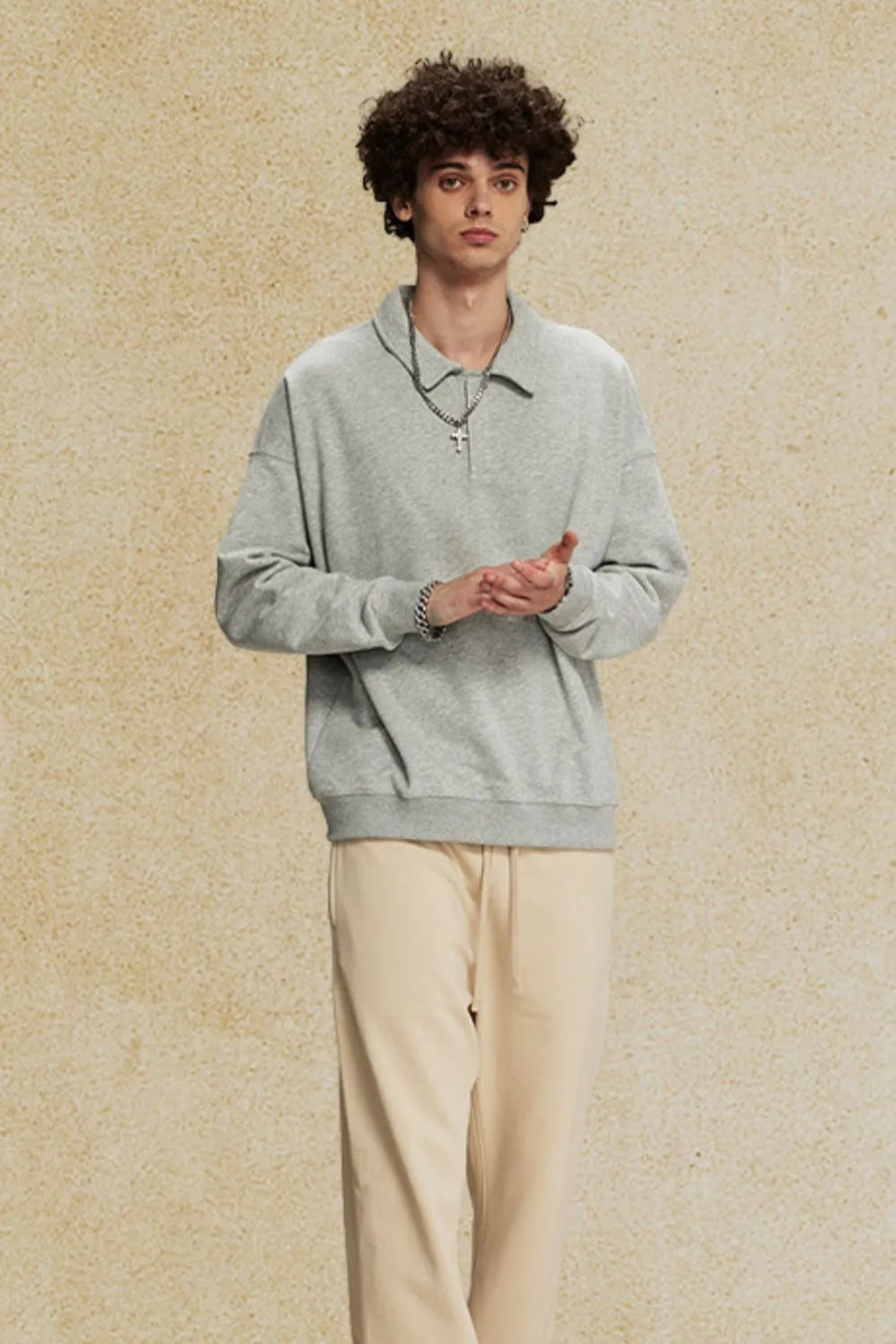 Gray oversized polo sweatshirt with collar and long sleeves, made of soft cotton.