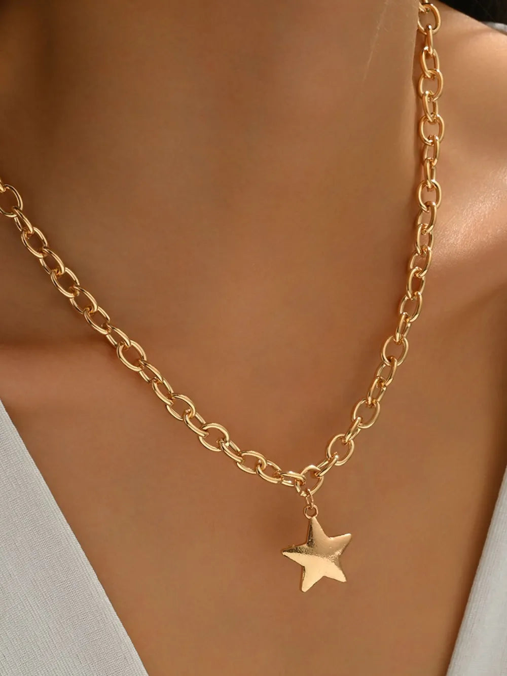 necklace in gold featuring star pendant and straight fit