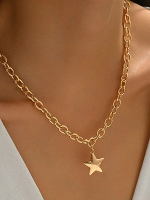 necklace in gold featuring star pendant and straight fit